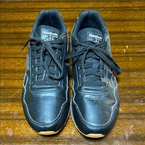 Reebok black classic sneakers like new. Women’s size 8.5